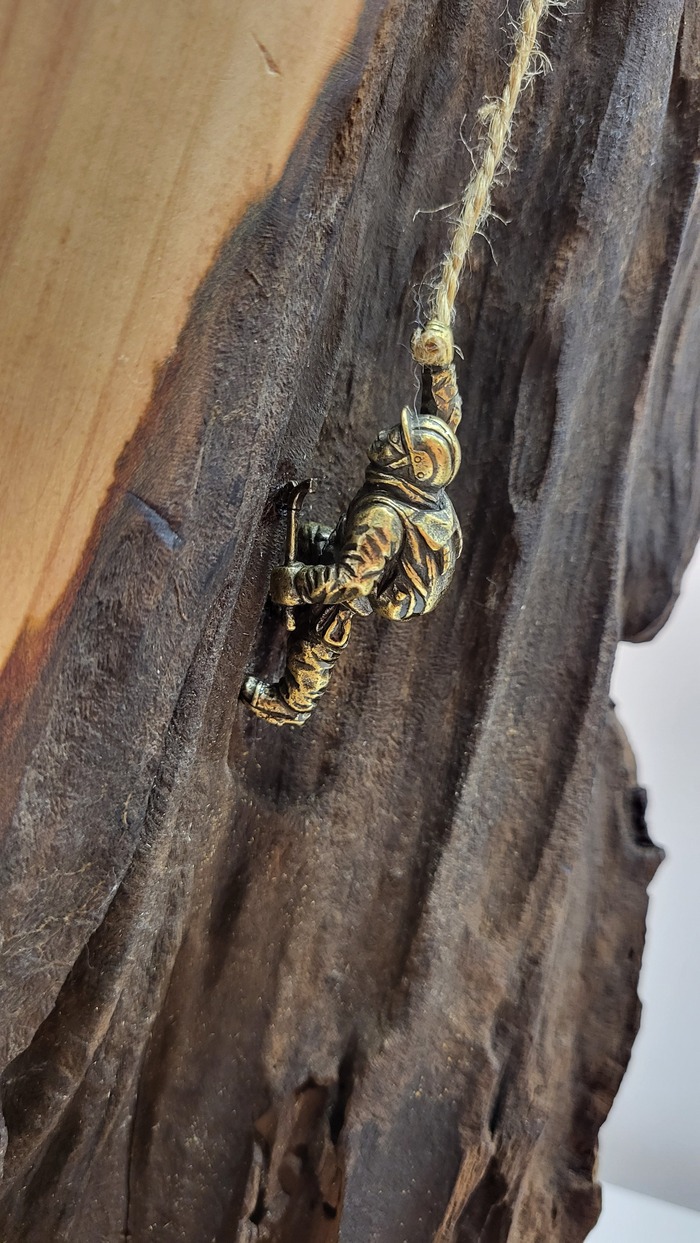 фигурку альпиниста использовал с бронзового брелока для ключей