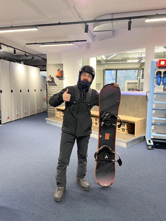 Костюм сноубордиста, должен быть на склоне ярким (нет)