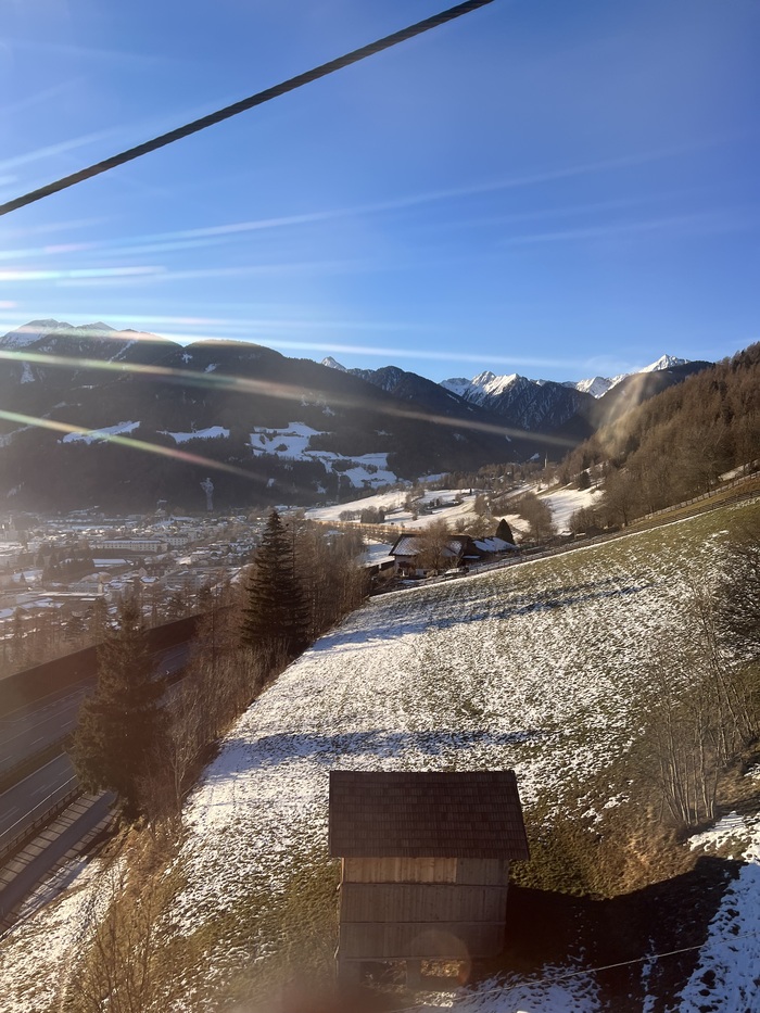 У подножья снега нет