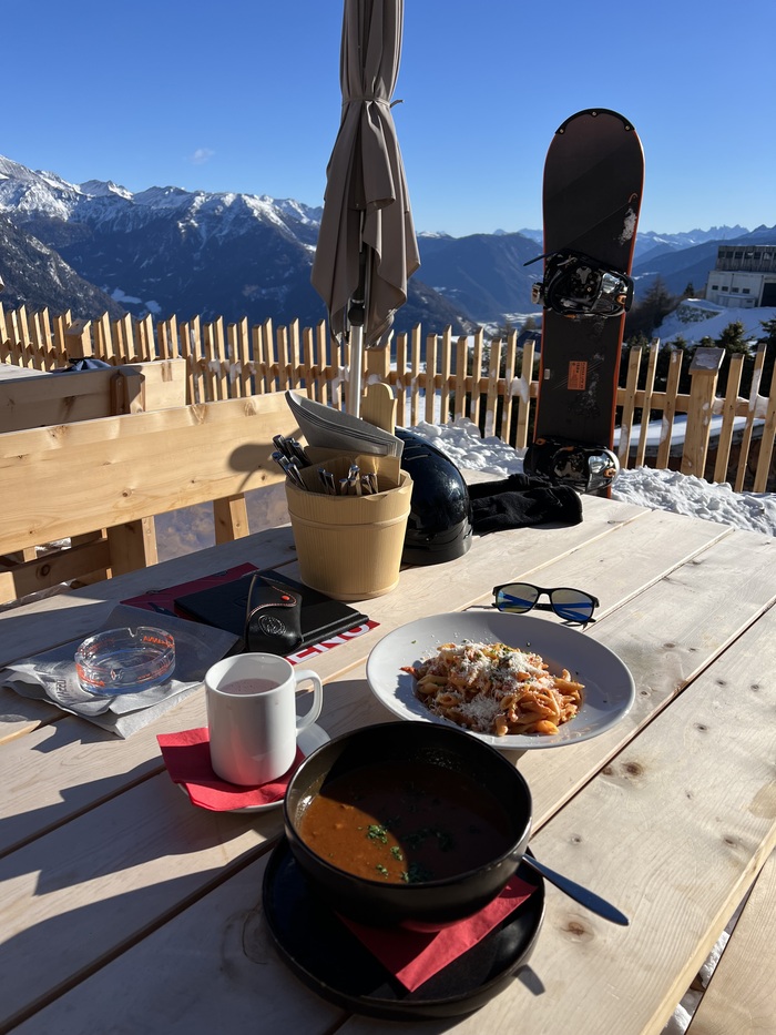 Гуляш, паста, глинтвейн, с видом на Альпы