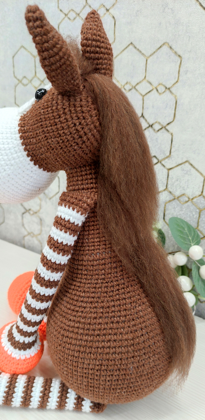 На мой взгляд грива выглядит как настоящая) На ощупь очень мягкая, можно даже причесывать)