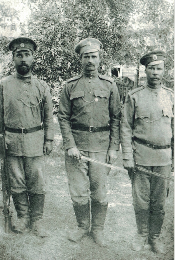 Мой прадед слева