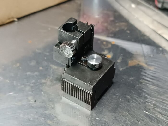 Вот в это дупло сверху и вставляет сам нанопалец.