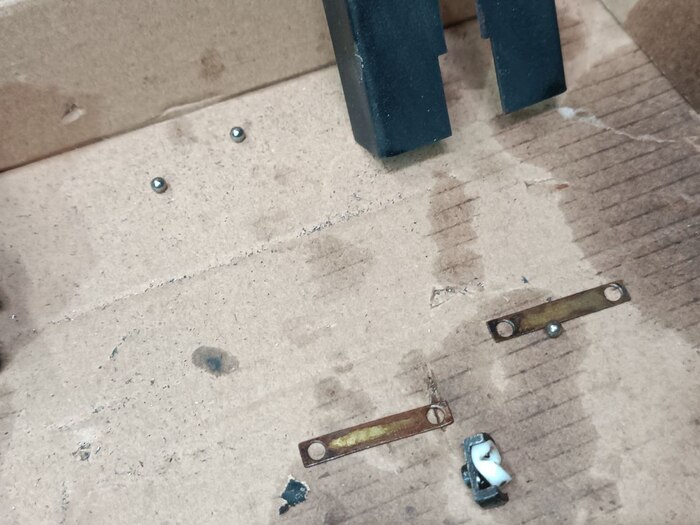 Латунные сепараторы, шарики и две пары призматических направляющих. Весьма просто и надёжно.