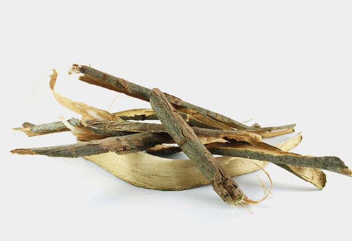 Кора ивы белой. Фото с сайта <!--noindex--><a href="https://pikabu.ru/story/iva_belaya_i_aspirin_12350336?u=http%3A%2F%2Fparenting.firstcry.com&t=parenting.firstcry.com&h=910e5d15d294fe03fb40e201e929548caa89de61" title="http://parenting.firstcry.com" target="_blank" rel="nofollow noopener">parenting.firstcry.com</a><!--/noindex-->.