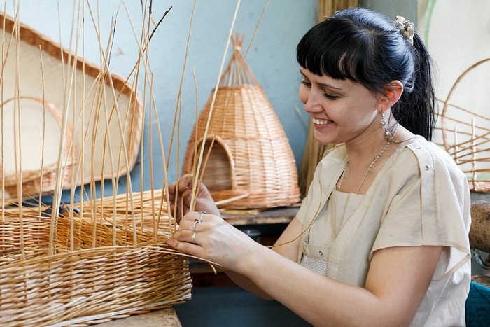 Мастер на фестивале лозоплетения "Ива Дивная". Фото с сайта <!--noindex--><a href="https://pikabu.ru/story/iva_belaya_i_aspirin_12350336?u=http%3A%2F%2Fnkhp.ru&t=nkhp.ru&h=f934f28ab55770ecbd81f8fd9cb899389e9e09bd" title="http://nkhp.ru" target="_blank" rel="nofollow noopener">nkhp.ru</a><!--/noindex-->.