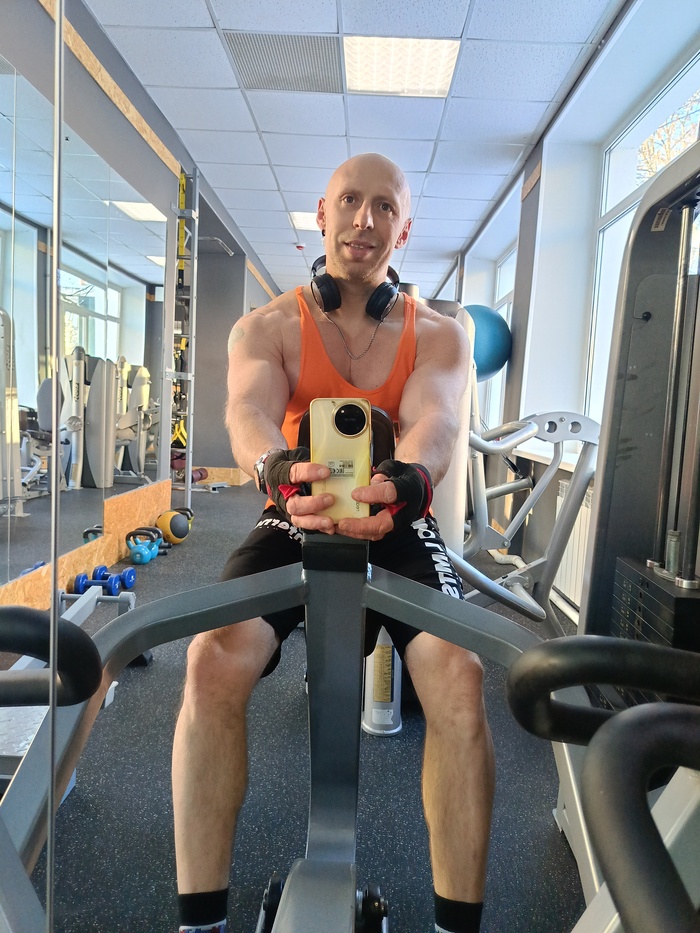Открываю сезон занятий в спортзале. В конце июля сделаю последнюю фотку - и будет ясно что можно сделать с мужской фигурой за 180 дней