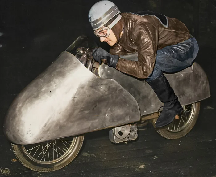 Интересные и местами забавные снимки на автомобильную тематику. 20 раскрашенных фотографий из ХХ века, часть IV Ретроавтомобиль, История автомобилей, Старое фото, Авто, Автомобилисты, 20 век, Колоризация, Длиннопост