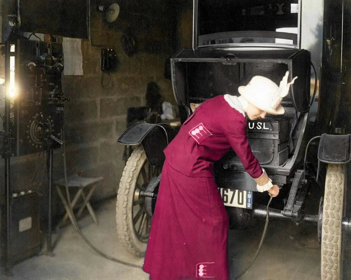 Интересные и местами забавные снимки на автомобильную тематику. 20 раскрашенных фотографий из ХХ века, часть IV Ретроавтомобиль, История автомобилей, Старое фото, Авто, Автомобилисты, 20 век, Колоризация, Длиннопост