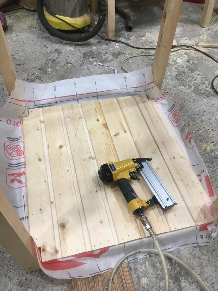 Колотил пневмопистолетом. Так просто быстрее