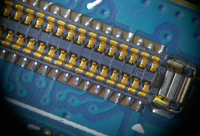 Разъем смартфона под микроскопом