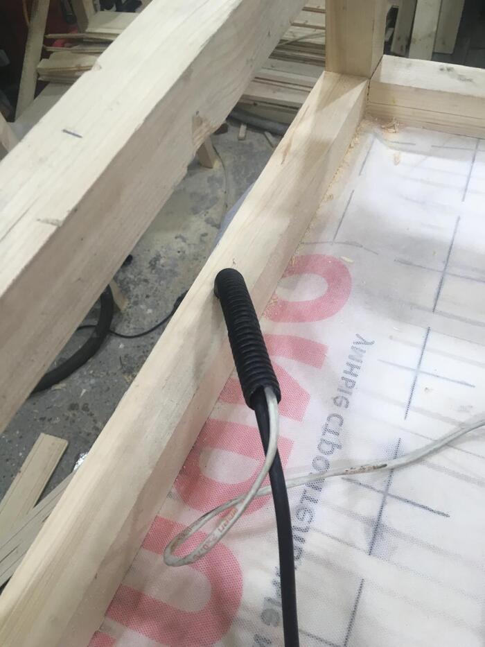 Это два кабеля. один на ТЭН, второй на вентилятор