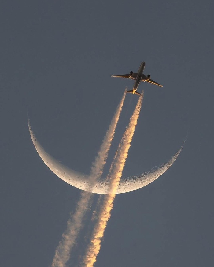 Самолет катарских линий на фоне луны