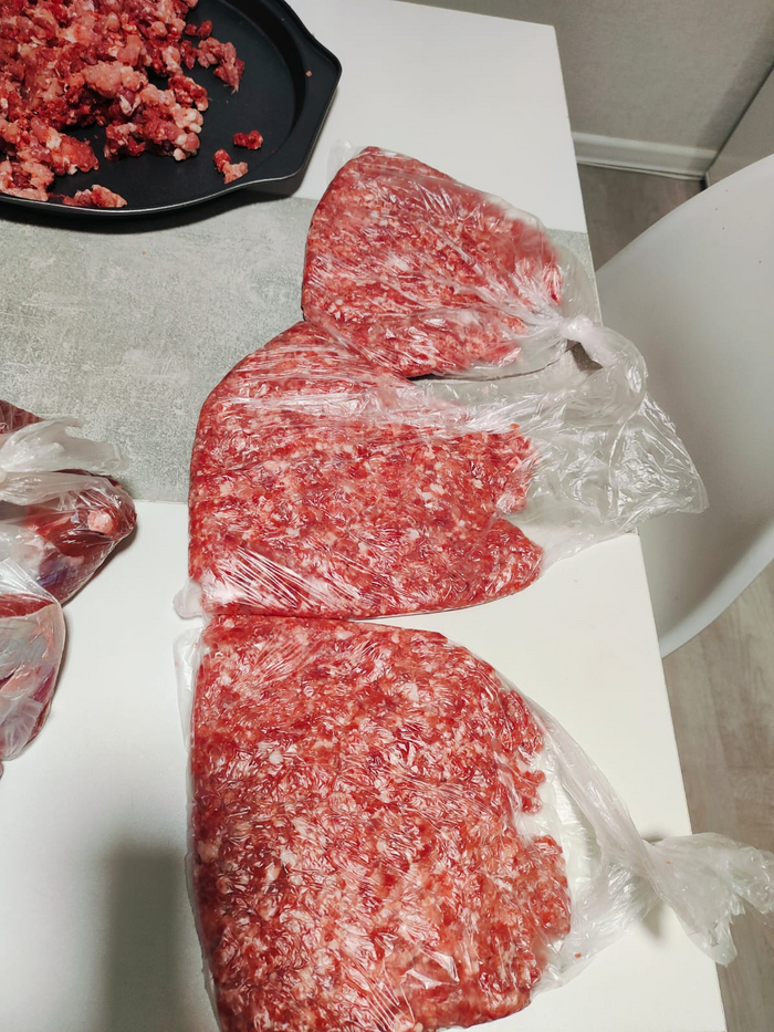 Готовый фарш фасую по пакетам и разминаю в пакете в блин. Так и хранить и размораживать удобно. Простой лайфхак.