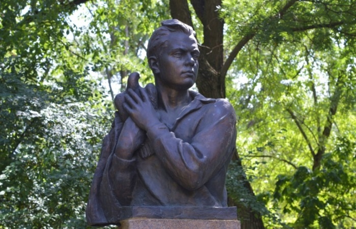 Памятник Вите Черевичкину в Ростове-на-Дону