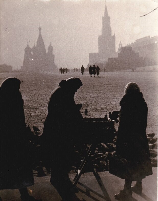 Продажа корма для голубей на Красной Площади. Фото - А. В. Ермолаев, 1950-е