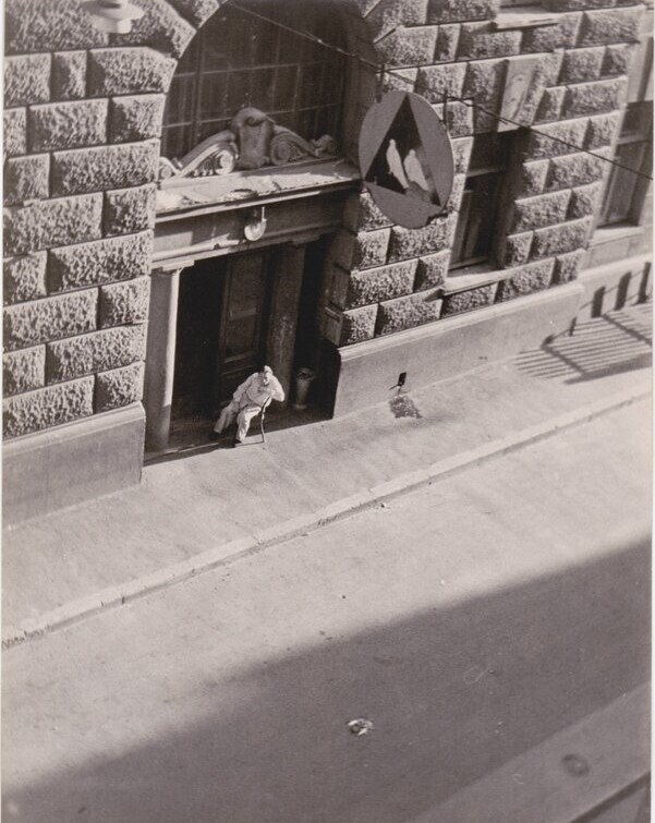 Дорожный знак "Осторожно голуби" в Скатертном переулке, 1950-е