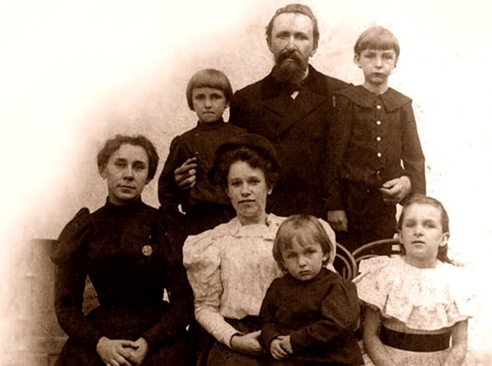 Семья Ганзенов. Слева - Мария, дочь Петера Ганзена от первого брака. 25 мая 1895 года