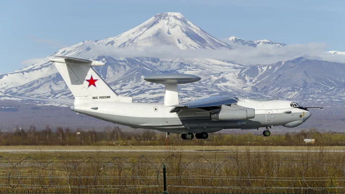 A-50 and Avachinsky volcano - My, Kamchatka, Spotting, Yelizovo, Airplane, Military aviation, A-50U, Drlo, Awacs, IL-76, Vks