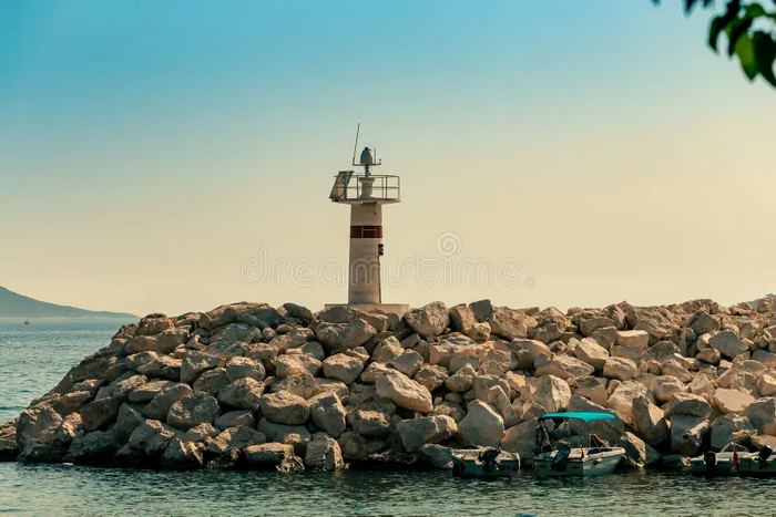 Небольшой маяк, высотой около 5 метров. Турция, Калкан.
