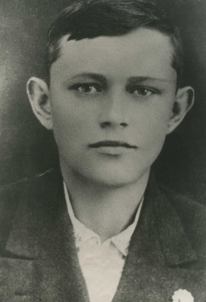 Листовка, созданная молодогвардейцев Владимиром Тихоновичем Куликовым (1927-1943)