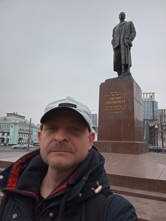 Узнал его со спины, не мог не сфотографировать. Блин, порядок сломал. Прошу извинить