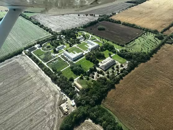 Не могут Диктаторы без дворцов