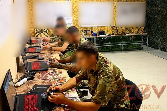 Оборудованный класс с симуляторами для обучения управления FPV дронами. Создан при помощи нашей команды и собранные нами финансовые средства.