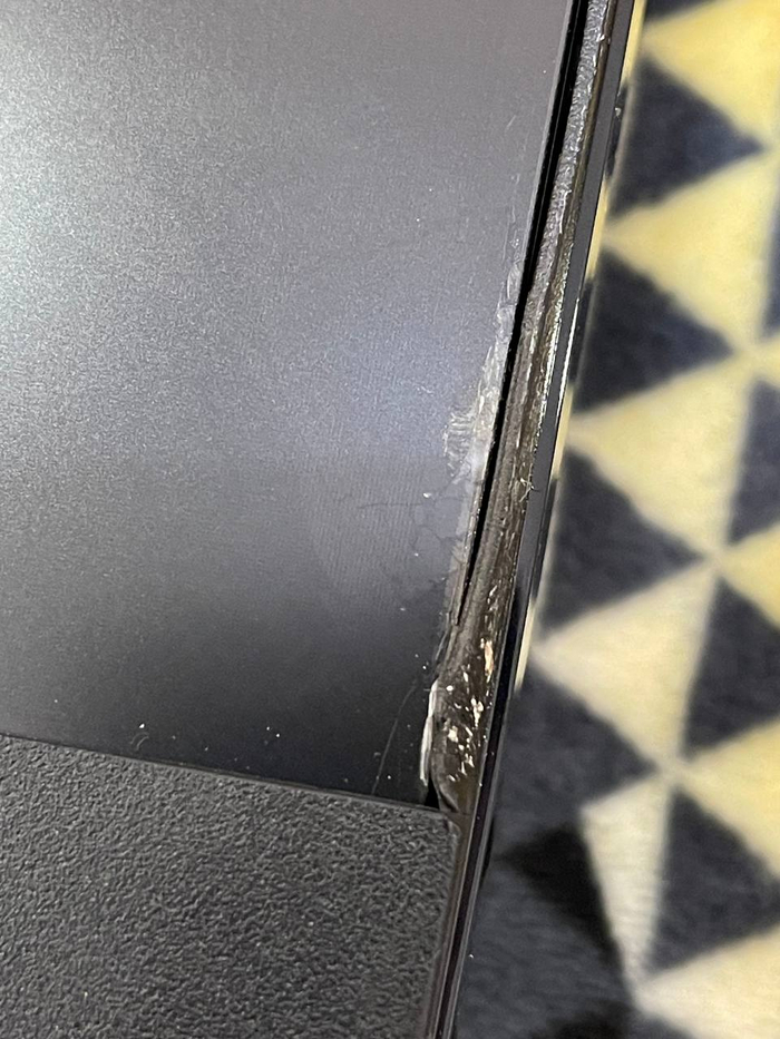 Монитор даже не стал проверять. Там невооруженным взглядом видно, что вытекли жидкие кристаллы у матрицы.