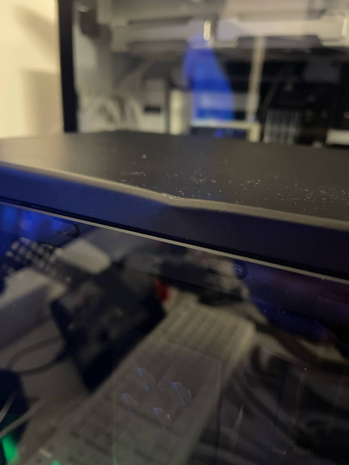 Стекло корпуса уцелело. Но корпус помяло