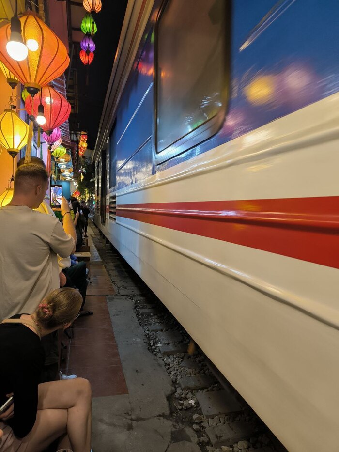 Hanoi Train Street , , , , Telegram (), ,  ,  , 