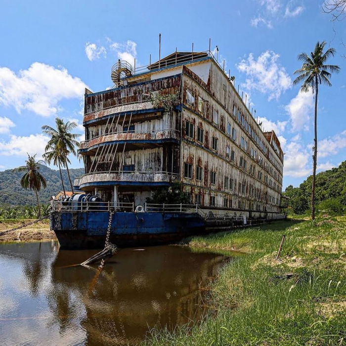 Заброшенный лайнер посреди джунглей на острове Ко Чанг, Таиланд