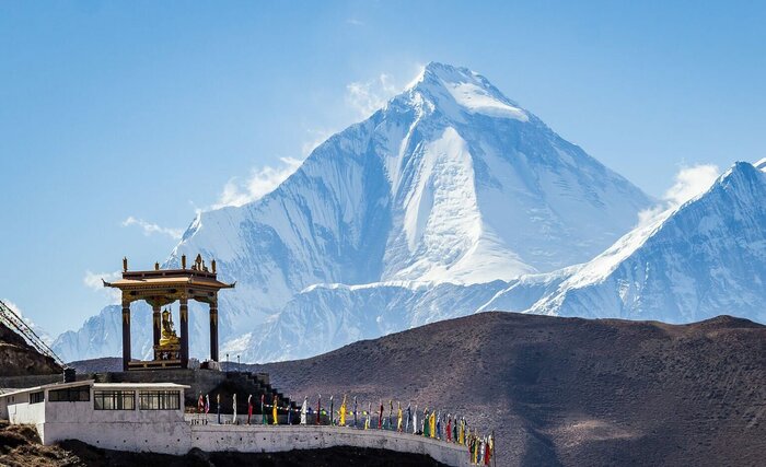 Аннапурна царит над всем, как и подобает богине. Она так высока, что приходится запрокидывать голову, чтобы рассмотреть ее. Морис Эрцог