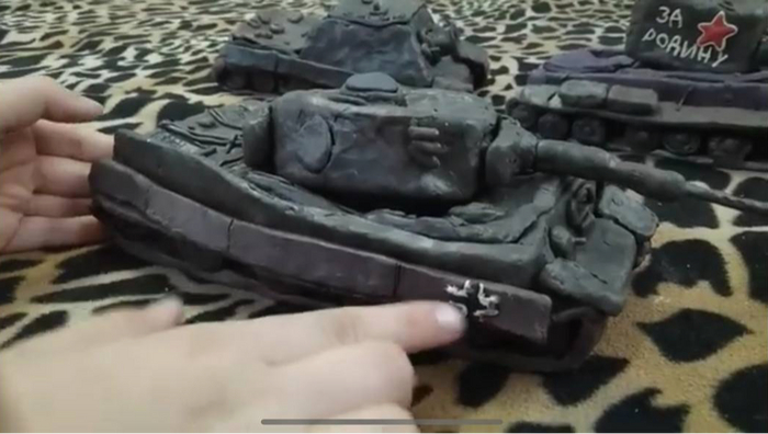 Tiger 1 2018 год. На заднем плане видно штурмтигр и КВ-2