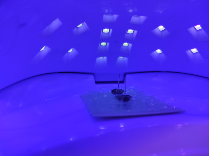 Отправляем смолу запекаться в лампу