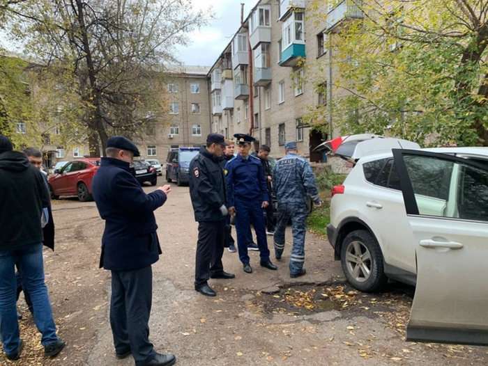 Правоохранители рядом с машиной Натальи