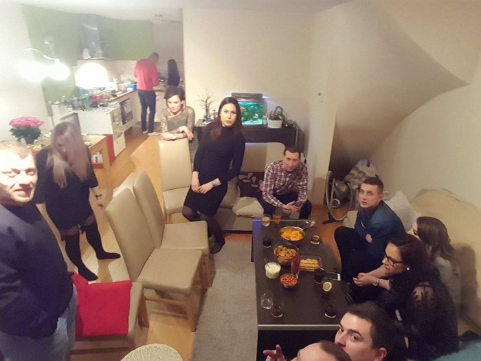 В большой компании, всегда должен быть один нудный и одна неприступная