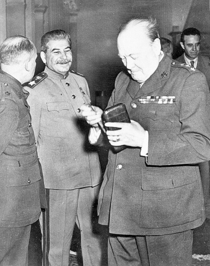 Глава Советского правительства Иосиф Сталин и Премьер-министр Великобритании Уинстон Черчилль во дворце в дни работы Ялтинской конференции