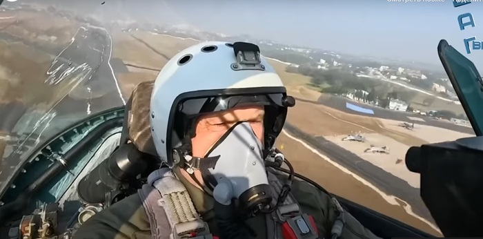 Посмотрите что творится с окружением за фонарём, особенно со взлётной полосой! Как такое возможно?! Там много ещё на видео видно дефектов фонаря и искажений. Но зачем это показывать? Доведите самолёт до ума, потом хвастайтесь видосами из кабины.