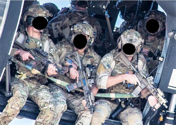 Сотрудники Delta CAG в бронежилетах AVS