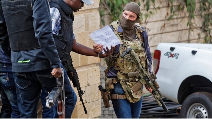 Сотрудник SAS в AVS с паховым фартуком