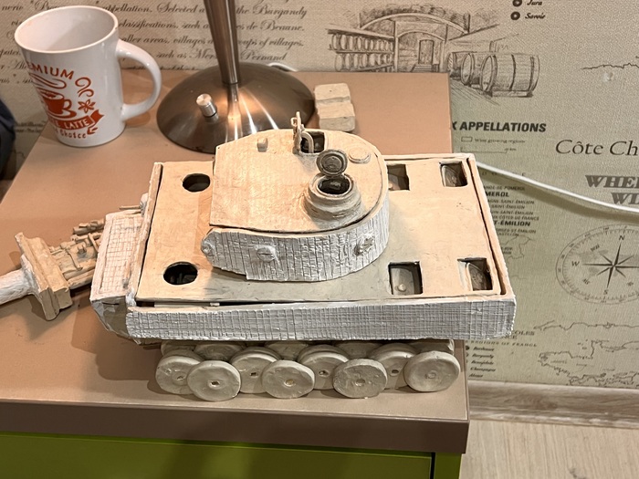 Неоднократно переделывался, особенно башня и подбашенная корзина