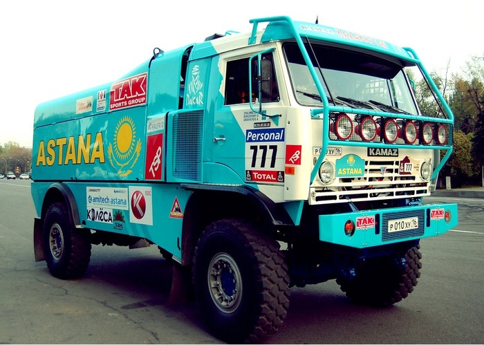 Автомобиль КАМАЗ-4326С казахстанской гоночной команды Астана-Моторспорт в Алма-Ате в октябре 2010 г