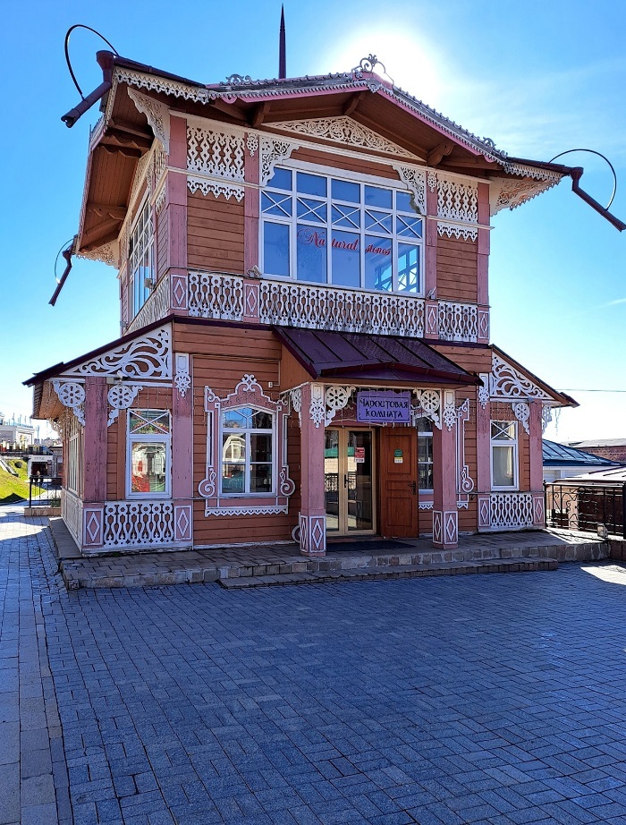 130 квартал — Иркутская слобода. Фото: <a href="https://pikabu.ru/story/chem_znamenit_irkutsk_i_chem_izvesten_130_kvartal_12368120?u=https%3A%2F%2Fvk.com%2Fnadya_sun&t=%D0%9D%D0%B0%D0%B4%D0%B5%D0%B6%D0%B4%D0%B0%20%D0%9D%D0%BE%D0%B2%D0%B8%D0%BA%D0%BE%D0%B2%D0%B0%20%2F%20%D0%92%D0%9A%D0%BE%D0%BD%D1%82%D0%B0%D0%BA%D1%82%D0%B5&h=c0057d63e6858938c0b1654388394353e7fe9f7c" title="https://vk.com/nadya_sun" target="_blank" rel="nofollow noopener">Надежда Новикова / ВКонтакте</a>