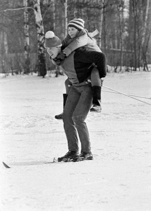        .  .  -, . , 15  1971 .