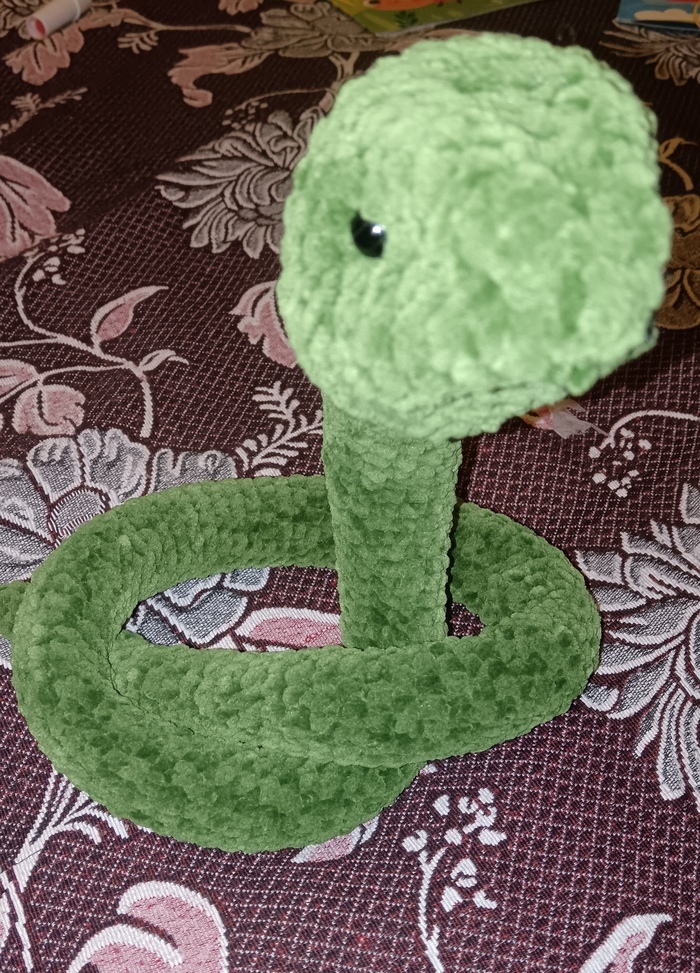 Змея на каркасе из проволоки связана крючком