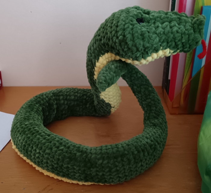 Полутора метровый питон из плюшевой пряжи на каркасе со стеклянным утяжелителем.