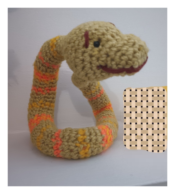 Удав из шерстяной пряжи на каркасе