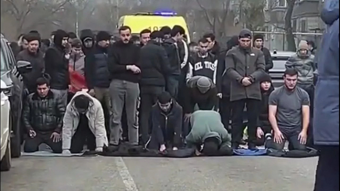 Ответ на пост «Парень подошел к мусульманам и предъявил им за чтение намаза в общественном месте»