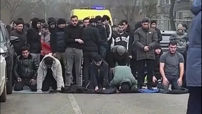 Ответ на пост «Парень подошел к мусульманам и предъявил им за чтение намаза в общественном месте» Вертикальное видео, Россия, Короткие видео, Видео, Ислам, Мусульмане, Религия, Агрессия, Волна постов, Ответ на пост, Текст